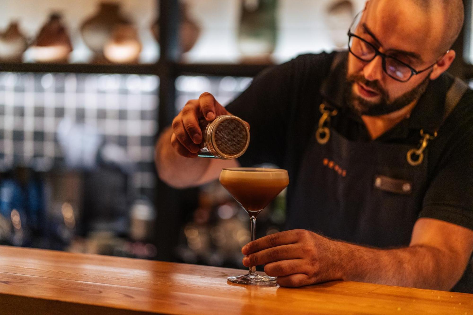 Sensi Azores Nature And Spa Ginetes Екстериор снимка A barista preparing a coffee drink