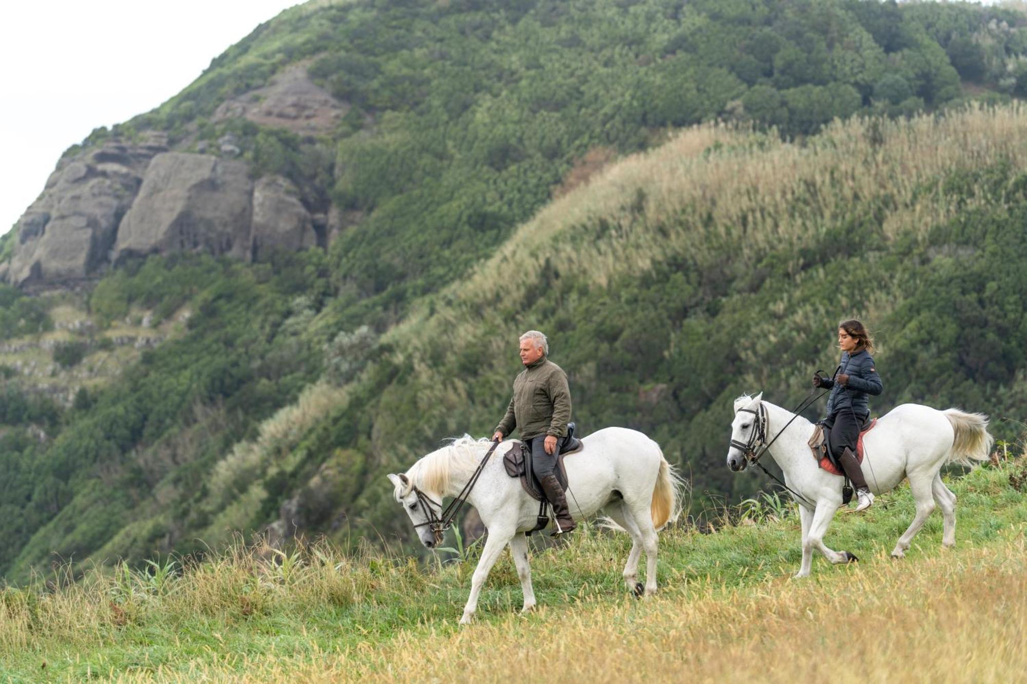 Sensi Azores Nature And Spa Ginetes Екстериор снимка Horse riding in the park